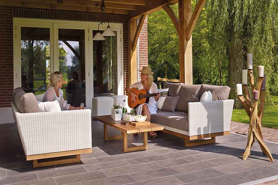 terrasse entouré des plantes